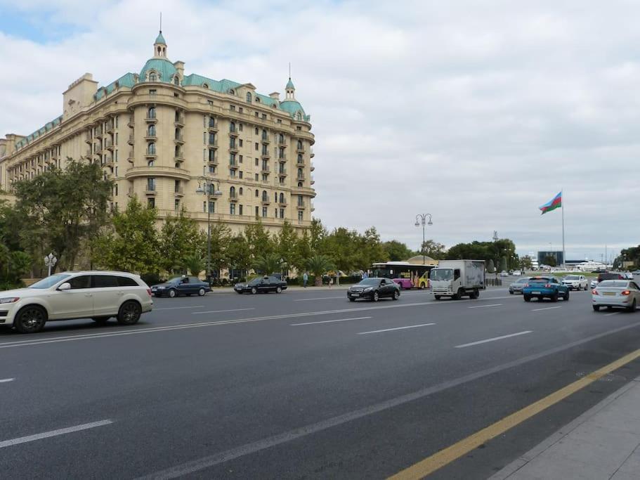 Live-Inn Stunning Apartment On Azneft Sq With President Palace & Old City Views Baku Exterior foto